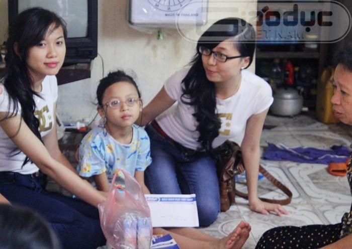 Món quà nhỏ của hai nữ sinh trong mơ và Báo Giáo dục Việt Nam được chuyển đến trực tiếp cho bé Yến Nhi